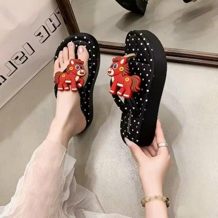  Dép xỏ ngón đế xốp họa tiết chấm bi đính charm ngựa - ĐEN - Z37 