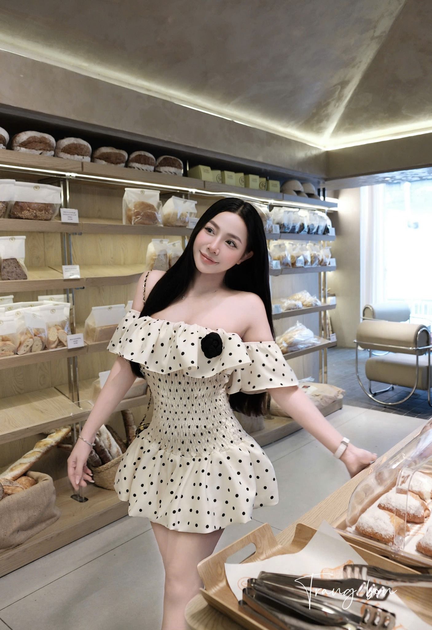  Váy trễ vai nhún eo dáng bồng bí xòe ngắn kèm charm hoa - KEM - E8 