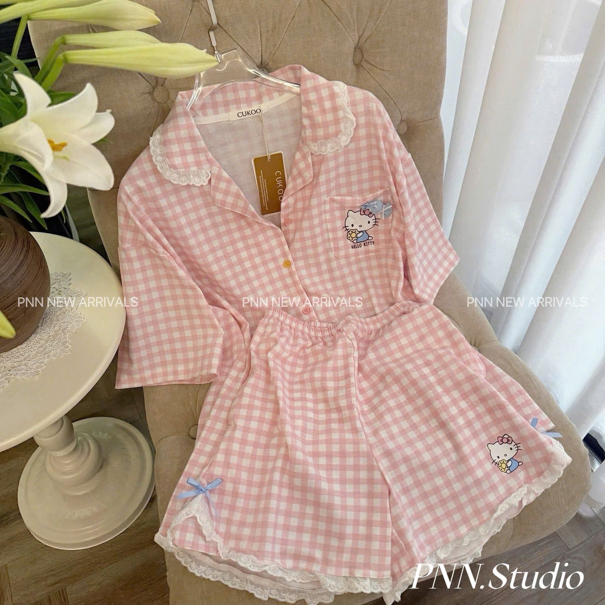  Set bộ áo cộc tay viền bèo phối ren mix quần short caro Hello Kitty - HỒNG - K126 