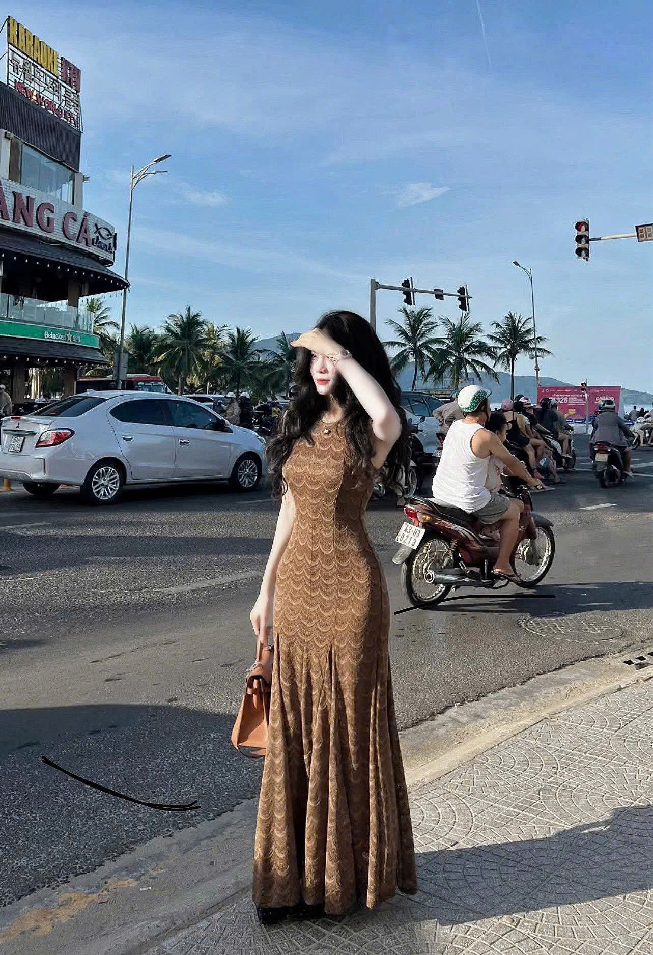  Váy sát nách cổ tròn dáng dài đuôi cá xòe - NÂU - Q94 (EO S<68, M<72, L<76) 