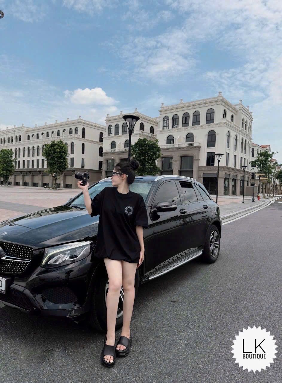  Váy ngắn cộc tay dáng cuộn bí in hình Chorme - ĐEN - Q149 