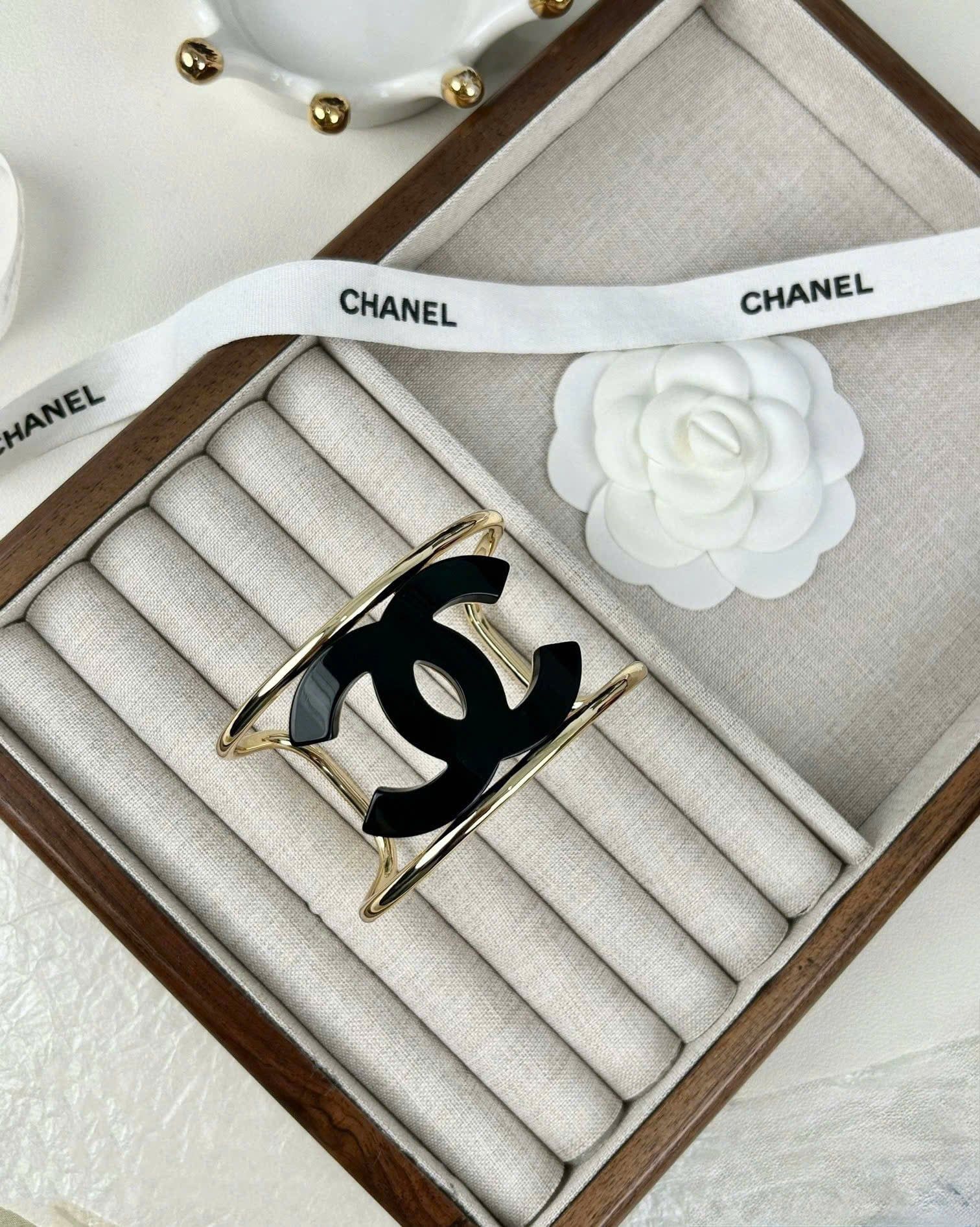  Vòng tay cứng cao cấp tag Chanel chất liệu KIM LOẠI - ĐEN - PK3 