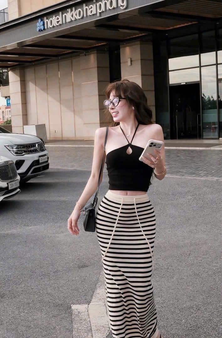  Set áo dây yếm form ngắn mix chân váy kẻ suông dài - V82 