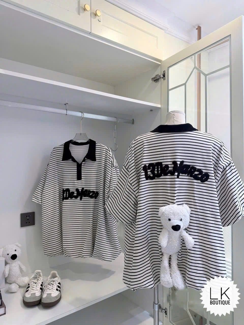  Váy cổ polo dáng cuộn bí họa tiết kẻ đính kèm charm gấu - L103 