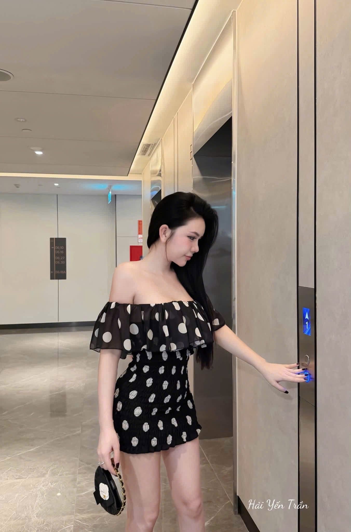  Váy trễ vai gập lai nhún hông co dãn - ĐEN - H191 