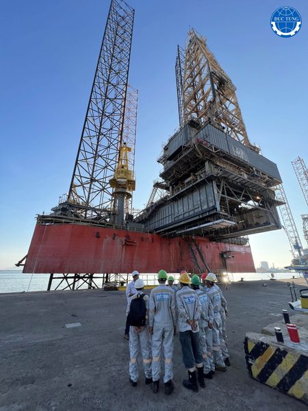  DT00059 Cleaning & repainting body/bottom of the oil drilling rig PVD VIII 