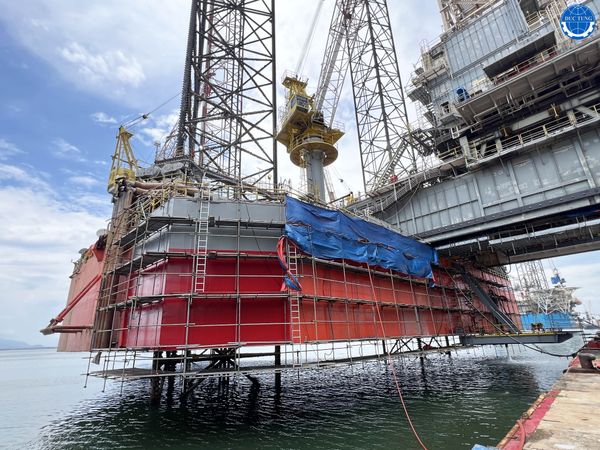  DT00059 Cleaning & repainting body/bottom of the oil drilling rig PVD VIII 