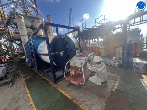  DT00059 Cleaning & repainting body/bottom of the oil drilling rig PVD VIII 