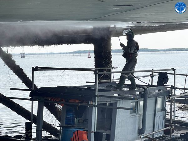  DT00059 Cleaning & repainting body/bottom of the oil drilling rig PVD VIII 