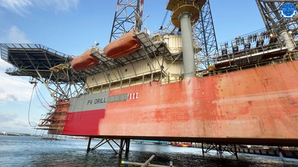 DT00059 Cleaning & repainting body/bottom of the oil drilling rig PVD VIII 
