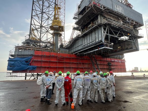  DT00059 Cleaning & repainting body/bottom of the oil drilling rig PVD VIII 