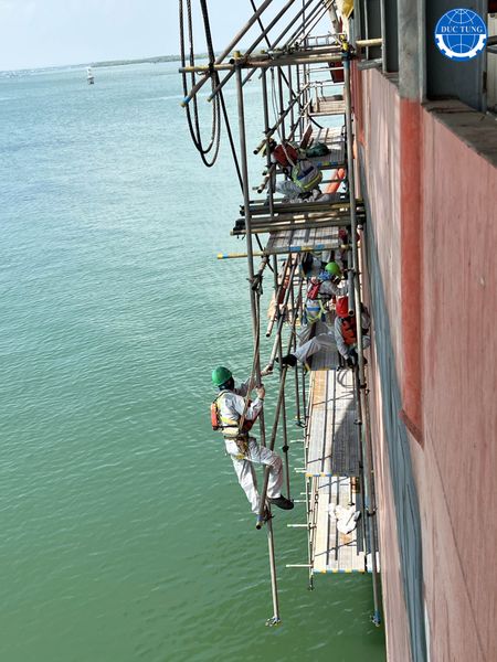  DT00059 Cleaning & repainting body/bottom of the oil drilling rig PVD VIII 