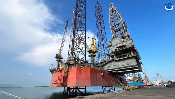  DT00059 Cleaning & repainting body/bottom of the oil drilling rig PVD VIII 