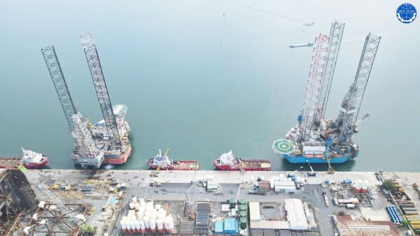  DT00059 Cleaning & repainting body/bottom of the oil drilling rig PVD VIII 