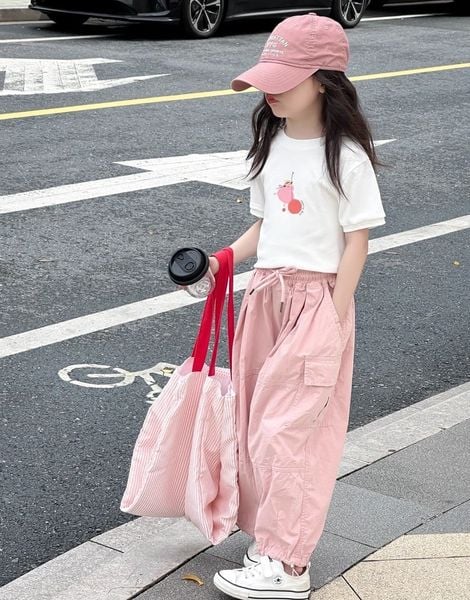 Set Áo Cotton Trắng Croptop Dễ Thương Phối Quần Kaki Dài Hồng Túi Hộp