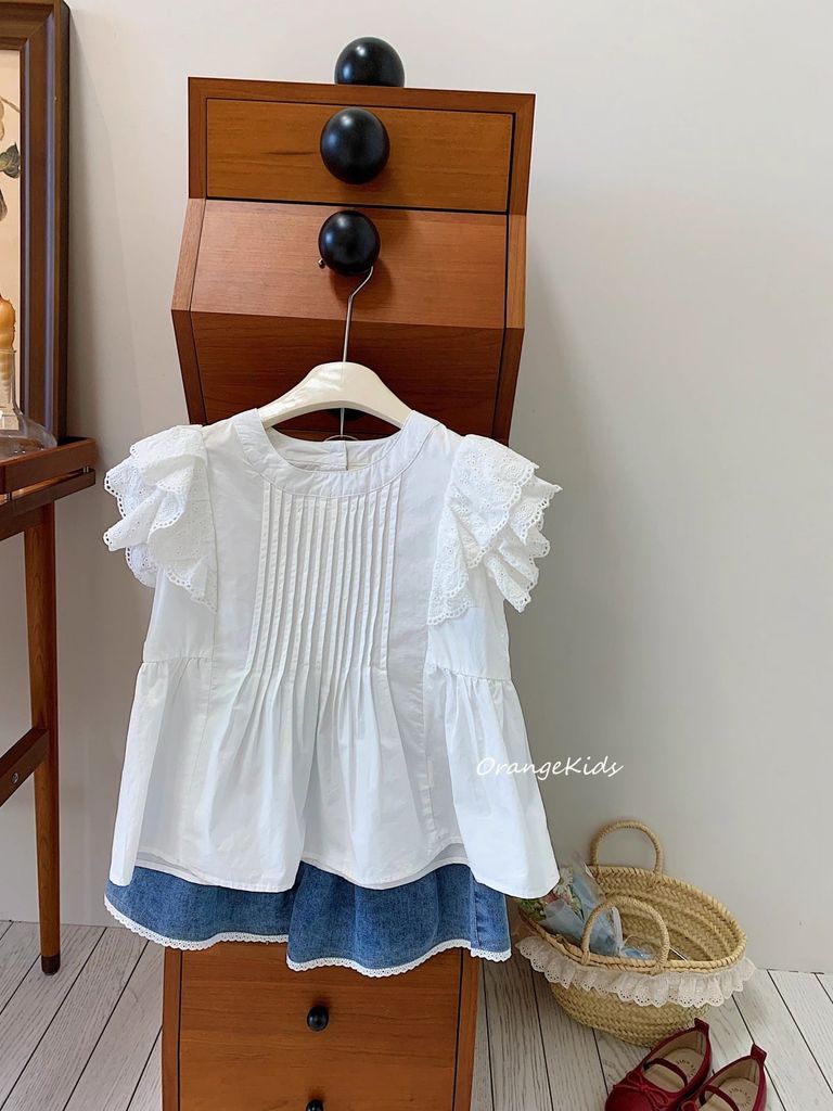 Set Áo Thô Trắng Ngực Xếp Ly Tay Phối Bèo Mix Quần Short Jean Phối Ren