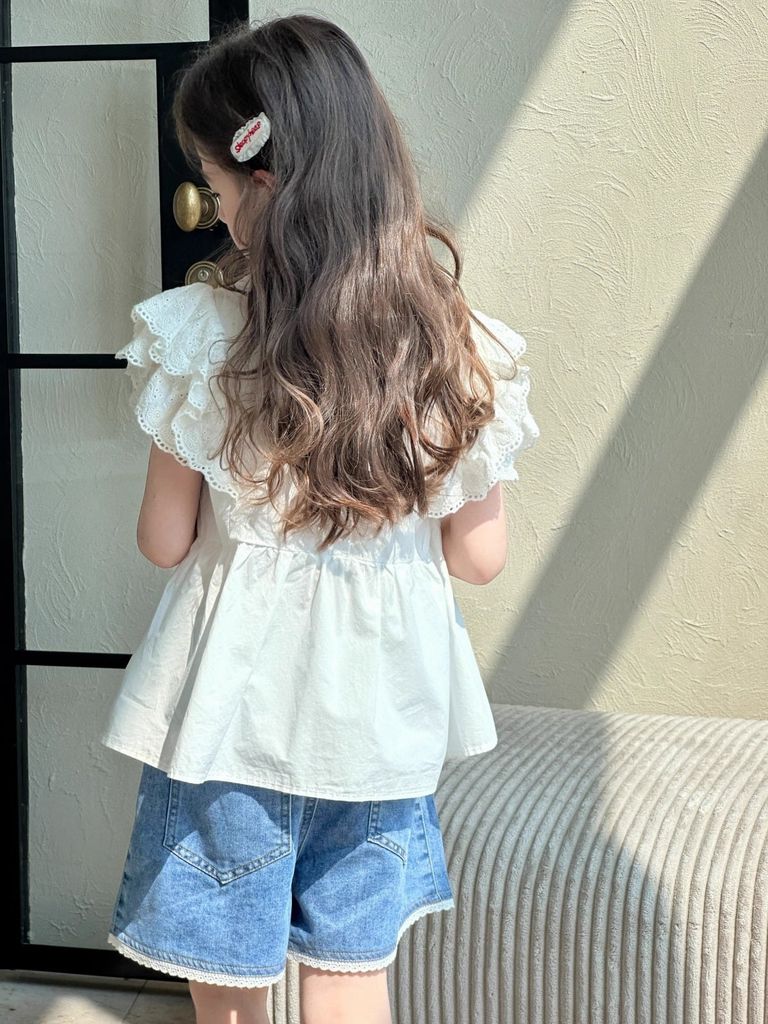 Set Áo Thô Trắng Ngực Xếp Ly Tay Phối Bèo Mix Quần Short Jean Phối Ren