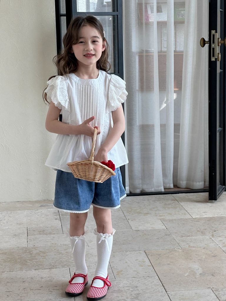 Set Áo Thô Trắng Ngực Xếp Ly Tay Phối Bèo Mix Quần Short Jean Phối Ren