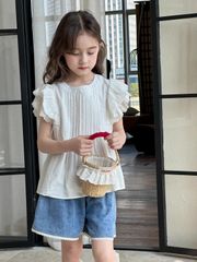 Set Áo Thô Trắng Ngực Xếp Ly Tay Phối Bèo Mix Quần Short Jean Phối Ren