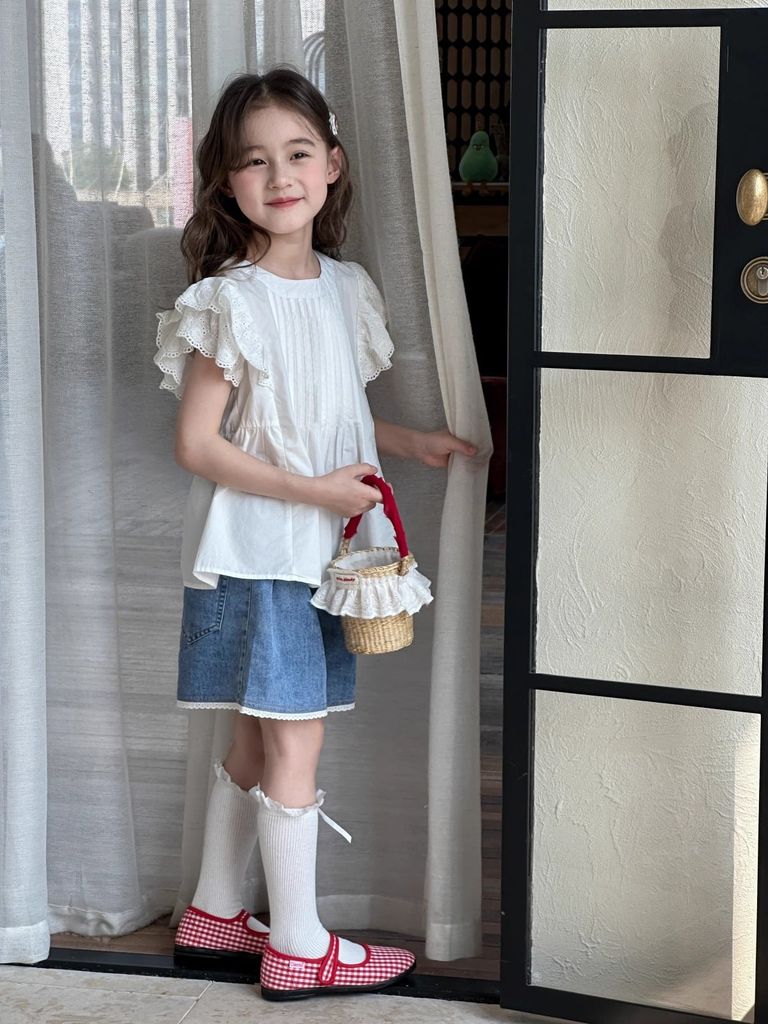 Set Áo Thô Trắng Ngực Xếp Ly Tay Phối Bèo Mix Quần Short Jean Phối Ren