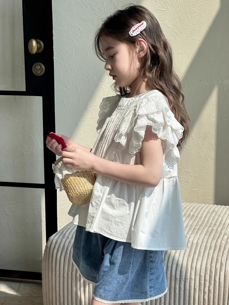 Set Áo Thô Trắng Ngực Xếp Ly Tay Phối Bèo Mix Quần Short Jean Phối Ren