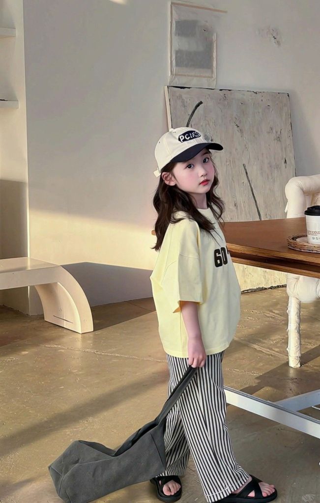 Set Bé Gái Trendy Áo Form Rộng Cotton 4C Quần Dài Ống Suông Vải Sọc Xốp