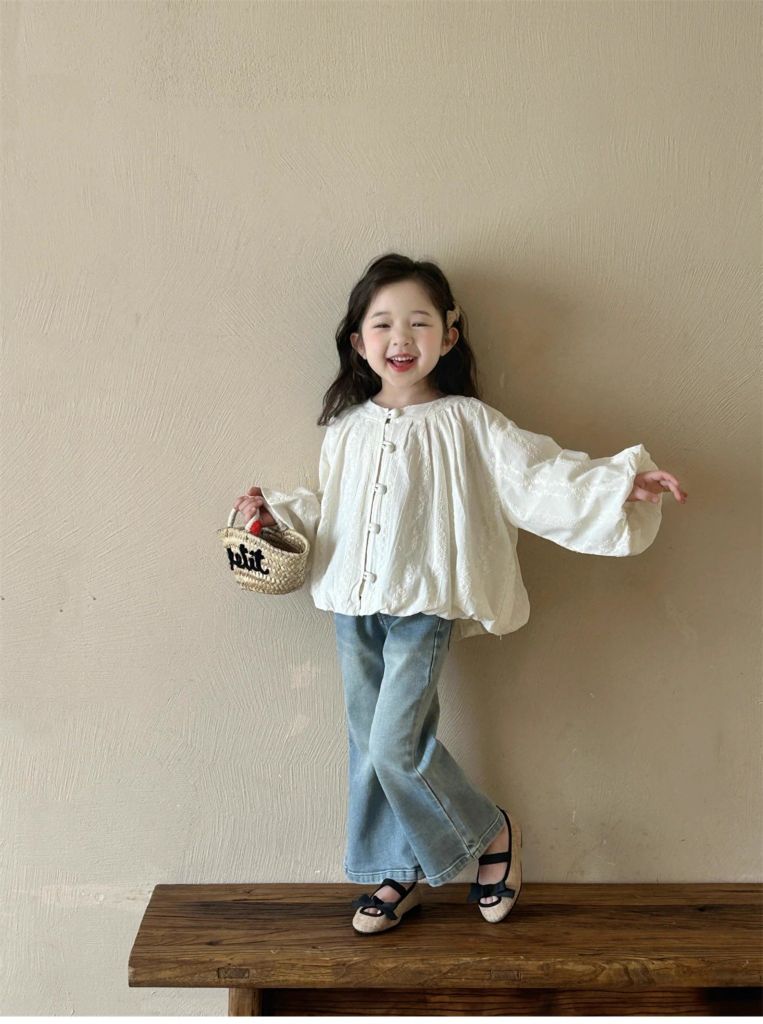 Set Tiểu Thư Áo Thêu Trắng Dài Tay Phối Khuy Quần Jean Giặt Mài Ống Loe