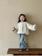 Set Tiểu Thư Áo Thêu Trắng Dài Tay Phối Khuy Quần Jean Giặt Mài Ống Loe