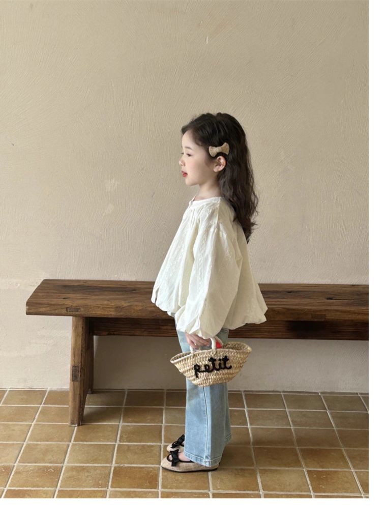 Set Tiểu Thư Áo Thêu Trắng Dài Tay Phối Khuy Quần Jean Giặt Mài Ống Loe