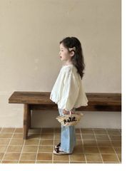 Set Tiểu Thư Áo Thêu Trắng Dài Tay Phối Khuy Quần Jean Giặt Mài Ống Loe