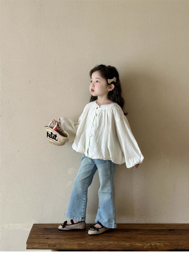 Set Tiểu Thư Áo Thêu Trắng Dài Tay Phối Khuy Quần Jean Giặt Mài Ống Loe