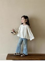 Set Tiểu Thư Áo Thêu Trắng Dài Tay Phối Khuy Quần Jean Giặt Mài Ống Loe