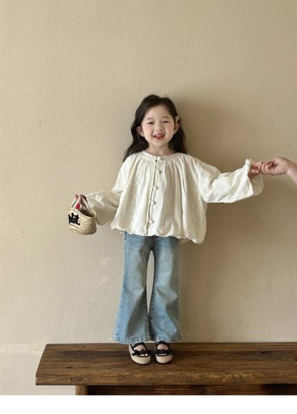 Set Tiểu Thư Áo Thêu Trắng Dài Tay Phối Khuy Quần Jean Giặt Mài Ống Loe