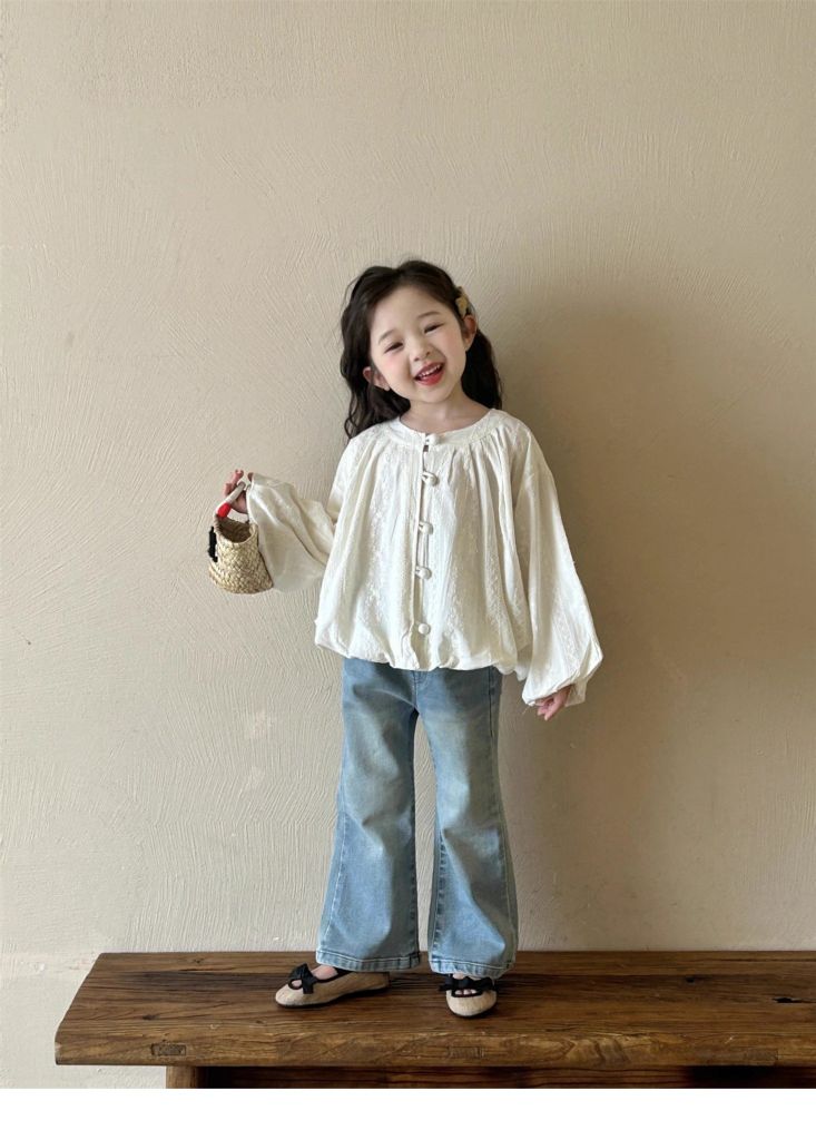 Set Tiểu Thư Áo Thêu Trắng Dài Tay Phối Khuy Quần Jean Giặt Mài Ống Loe