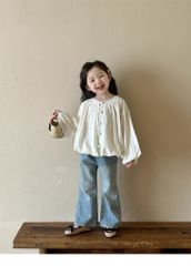 Set Tiểu Thư Áo Thêu Trắng Dài Tay Phối Khuy Quần Jean Giặt Mài Ống Loe