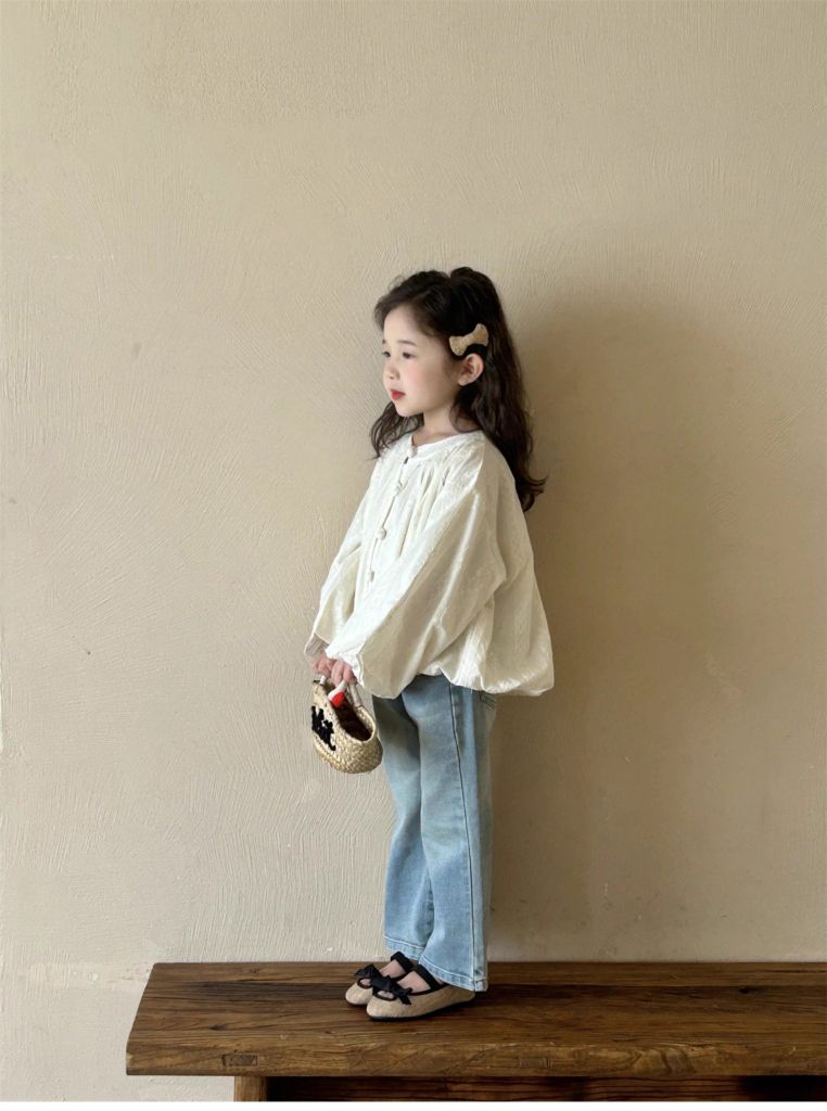 Set Tiểu Thư Áo Thêu Trắng Dài Tay Phối Khuy Quần Jean Giặt Mài Ống Loe