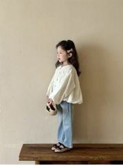 Set Tiểu Thư Áo Thêu Trắng Dài Tay Phối Khuy Quần Jean Giặt Mài Ống Loe