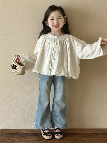 Set Tiểu Thư Áo Thêu Trắng Dài Tay Phối Khuy Quần Jean Giặt Mài Ống Loe