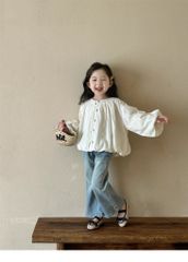 Set Tiểu Thư Áo Thêu Trắng Dài Tay Phối Khuy Quần Jean Giặt Mài Ống Loe