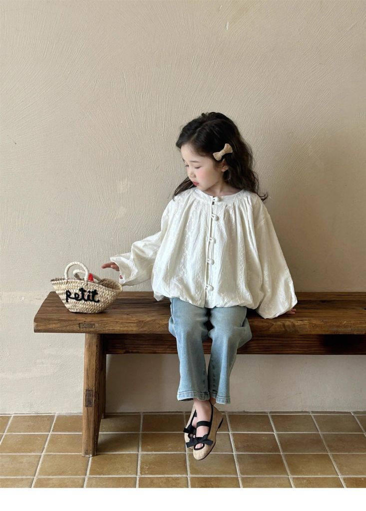 Set Tiểu Thư Áo Thêu Trắng Dài Tay Phối Khuy Quần Jean Giặt Mài Ống Loe