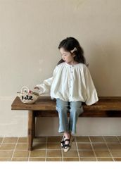 Set Tiểu Thư Áo Thêu Trắng Dài Tay Phối Khuy Quần Jean Giặt Mài Ống Loe