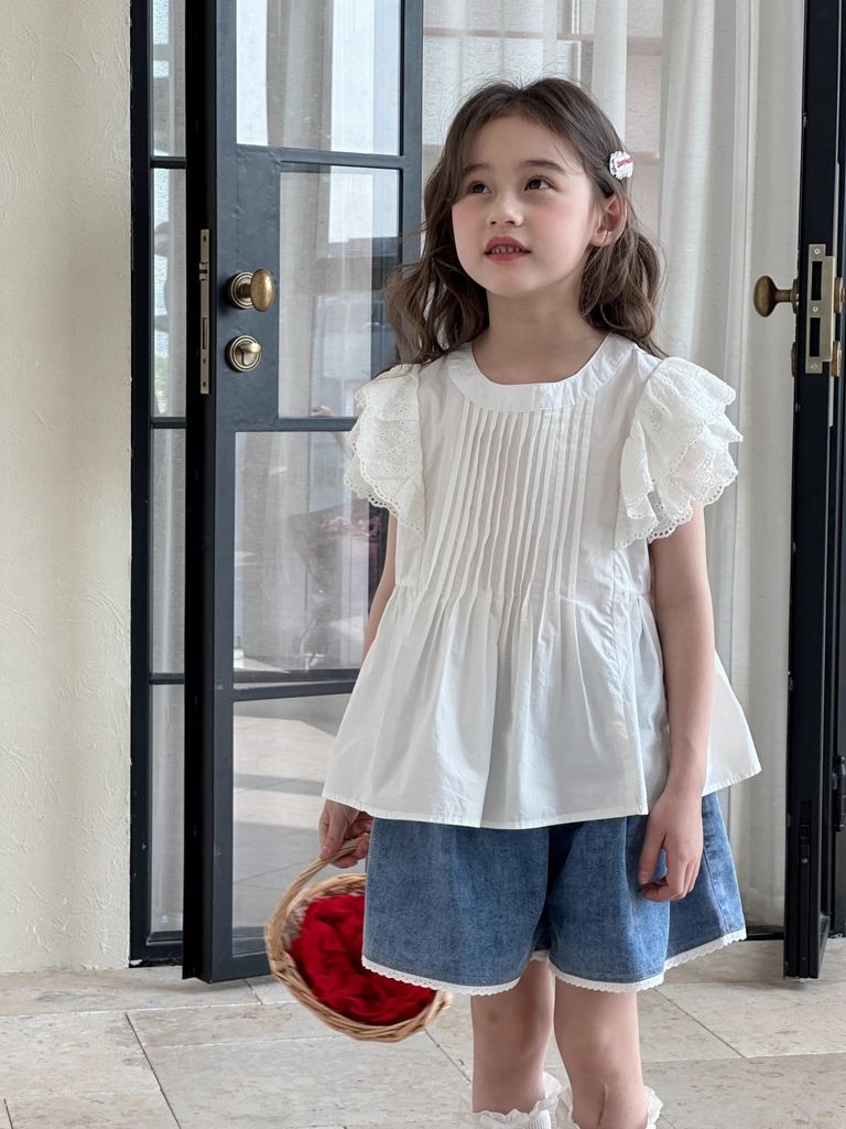 Set Áo Thô Trắng Ngực Xếp Ly Tay Phối Bèo Mix Quần Short Jean Phối Ren