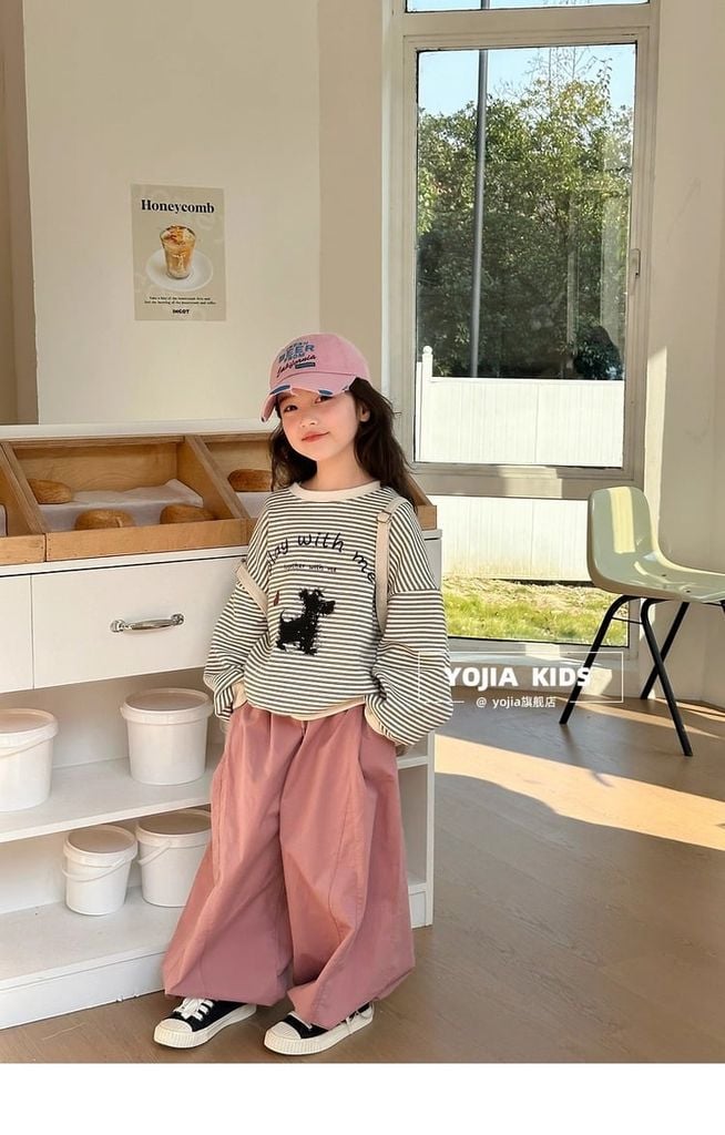 Set Áo Dài Tay Kẻ Sọc Hình Chú Cún Phối Quần Kaki Form Rộng