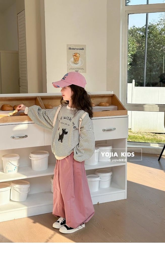 Set Áo Dài Tay Kẻ Sọc Hình Chú Cún Phối Quần Kaki Form Rộng