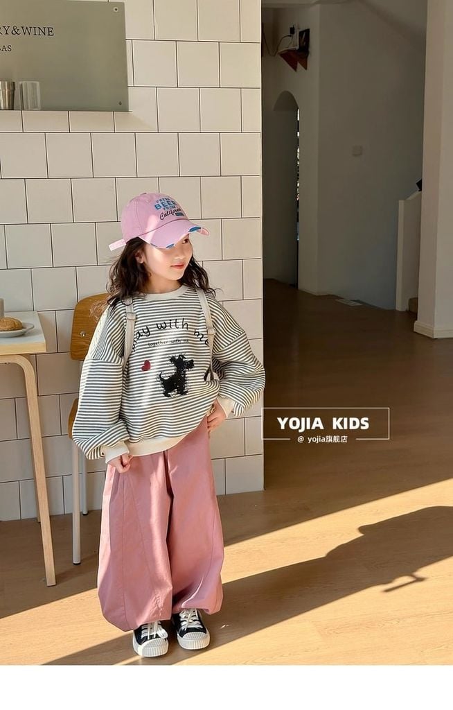 Set Áo Dài Tay Kẻ Sọc Hình Chú Cún Phối Quần Kaki Form Rộng