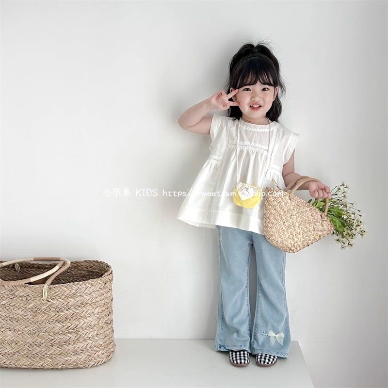 Set Áo Thô Cotton Trắng Quần Jean Mềm Ống Loe Đính Nơ