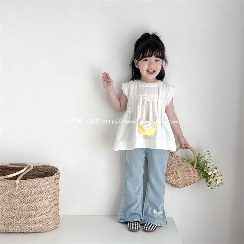 Set Áo Thô Cotton Trắng Quần Jean Mềm Ống Loe Đính Nơ