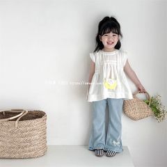 Set Áo Thô Cotton Trắng Quần Jean Mềm Ống Loe Đính Nơ