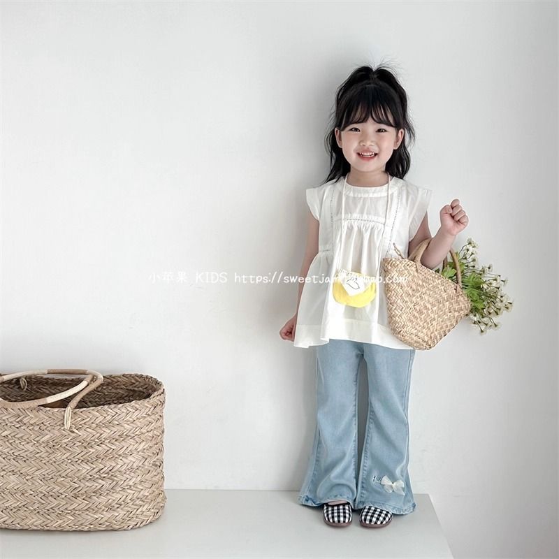 Set Áo Thô Cotton Trắng Quần Jean Mềm Ống Loe Đính Nơ