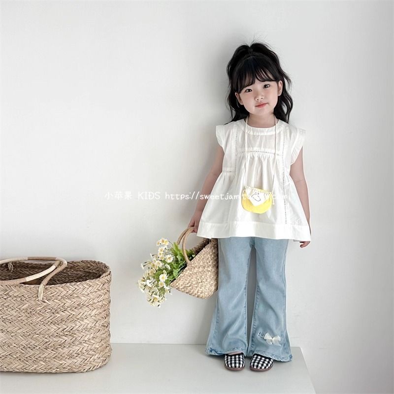 Set Áo Thô Cotton Trắng Quần Jean Mềm Ống Loe Đính Nơ